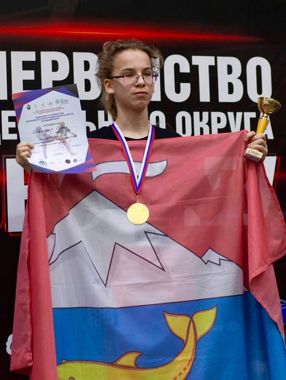 C 10 по 14 мая в г. Новосибирске состоялось Первенство России по кикбоксингу. Усть-Камчатский округ представляла спортсменка из посёлка Ключи Софья Шатских. Девушка начала заниматься кикбоксингом ещё с первого класса под руководством опытного тренера окружной спортшколы Темира Эргешова. Соревнования были сложными и насыщенными: пять напряжённых поединков позволили Софье завоевать два призовых места: «серебро» в дисциплине «лайт-контакт» и «бронзу» в дисциплине «поинтфайтинг». Ранее, в апреле, ключевская спортсменка одержала победу на чемпионате Дальнего Востока, благодаря чему вошла в сборную команду региона и получила возможность представлять Камчатский край на всероссийском уровне. Поздравляем Софью с победами и желаем новых успехов и ярких спортивных достижений! #устькамчатскийокруг #Ключи #спорт #кикбоксинг