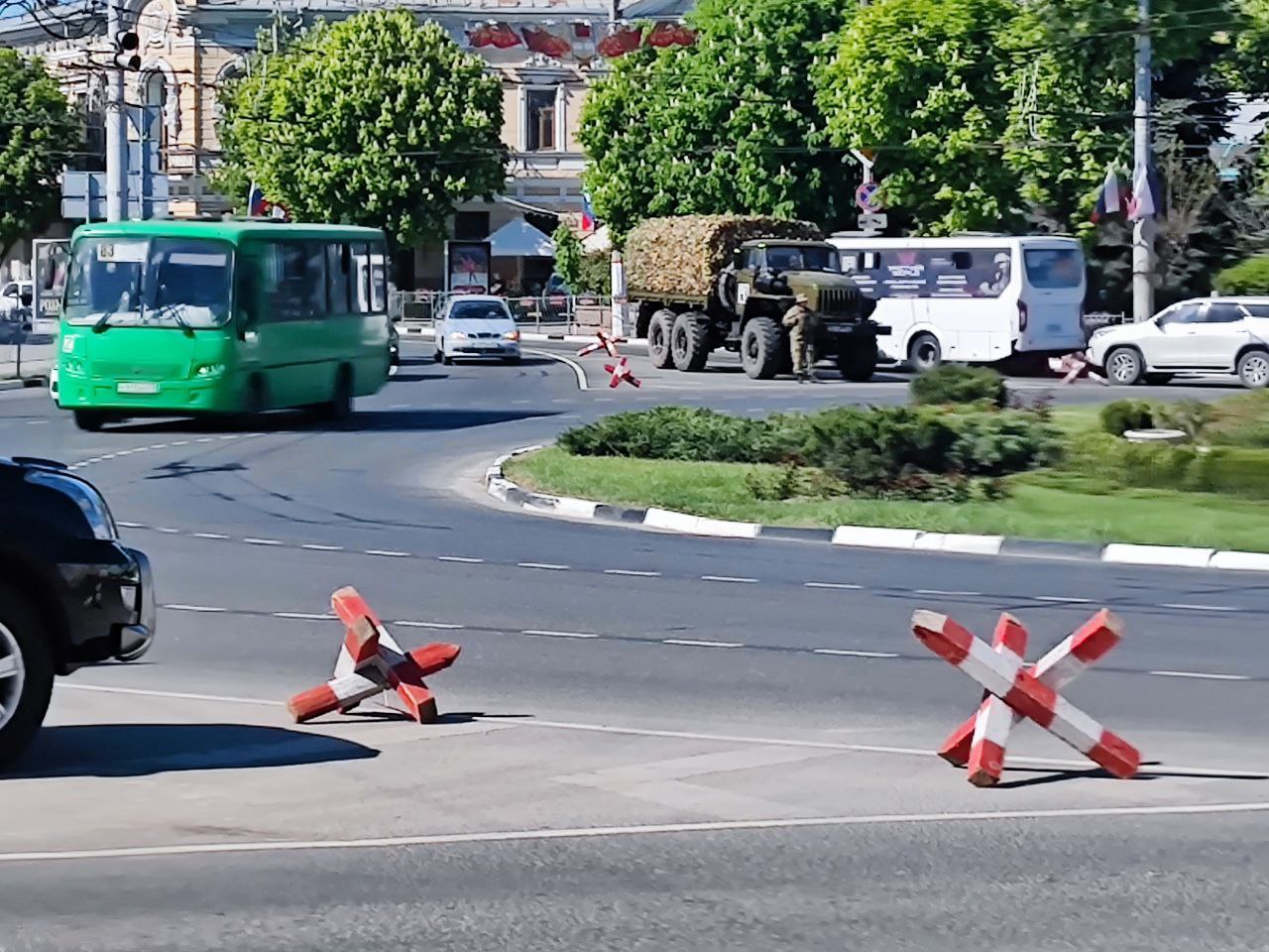 Сегодня в Симферополе пройдут учения подразделений территориальной обороны «Барс-Крым». Об этом сообщили в пресс-службе администрации крымской столицы. Цель учений заключается в противодействии проникновению диверсионных групп противника на территорию республики. Учения стартуют в 11:00 и продлятся до 14:00.