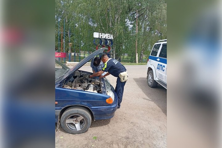 Сотрудники Госавтоинспекции ЛНР помогли водителю В Маркове 29 мая местный житель попал в неприятную ситуацию. Посреди посёлка у него сломался автомобиль. На помощь пришли сотрудник Госавтоинспекции. Во время несения службы лейтенант полиции Сергей Губка и сержант полиции Никита Колесников заметили стоящий на обочине легковой автомобиль. У авто был открыт капот и включена аварийная сигнализация. Водитель сообщил, что машина заглохла и больше не заводится. - Сотрудники ГИБДД оперативно устранили техническую неисправность в автомобиле, - рассказали в региональной Госавтоинспекции. Мужчина высказал слова благодарности автоинспекторам. После того, как правоохранители убедились, что машина местного жителя может ехать, вернулись на маршрут патрулирования.