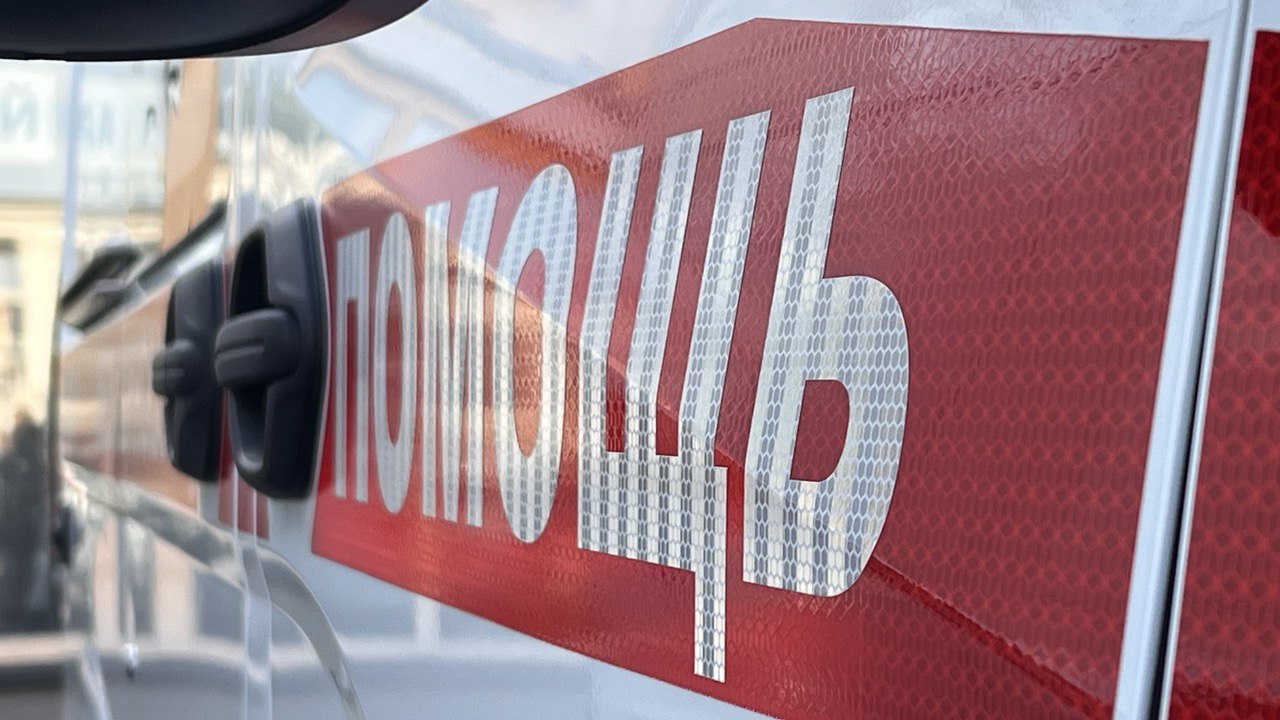 В Бурятии мать четверых детей умерла выпив самогон и 7 банок энергетиков В Баргузинском районе умерла мать четверых детей По информации опубликованной в паблике Аноним03 причиной смерти стало отсутствие своевременной медицинской помощи Автор поста утверждает что фельдшер не приехал на вызов и помощь была оказана только ночью когда другая медсестра узнала о ситуации Помощь подоспела только к ночи когда другая медсестра узнала о том что требуется помощь Приехала повезла в больницу но к сожалению доехать они не успели женщина умерла по пути в больницу И кто за это ответит Дети остались без мамы Молодая красивая добрая заботливая мама покинула этот мир написал автор Однако министерство здравоохранения Бурятии опровергло эту информацию По данным Баргузинской центральной районной больницы женщина часто злоупотреблявшая алкогольными напитками полтора месяца назад находясь в алкогольном опьянении после принятия самогона почувствовала себя плохо и вызвала фельдшера После осмотра медицинский работник предложил госпитализацию но пациентка отказалась Повторно через 3 часа фельдшера вызвала дочь пациентки которую транспортировали на машине ФАПа в сопровождении фельдшера в ЦРБ Им на встречу выехала бригада скорой Но по пути женщина скончалась Известно что в этот день пациентка помимо самогона выпила дополнительно 7 банок энергетика сообщили в министерстве Новости Бурятии