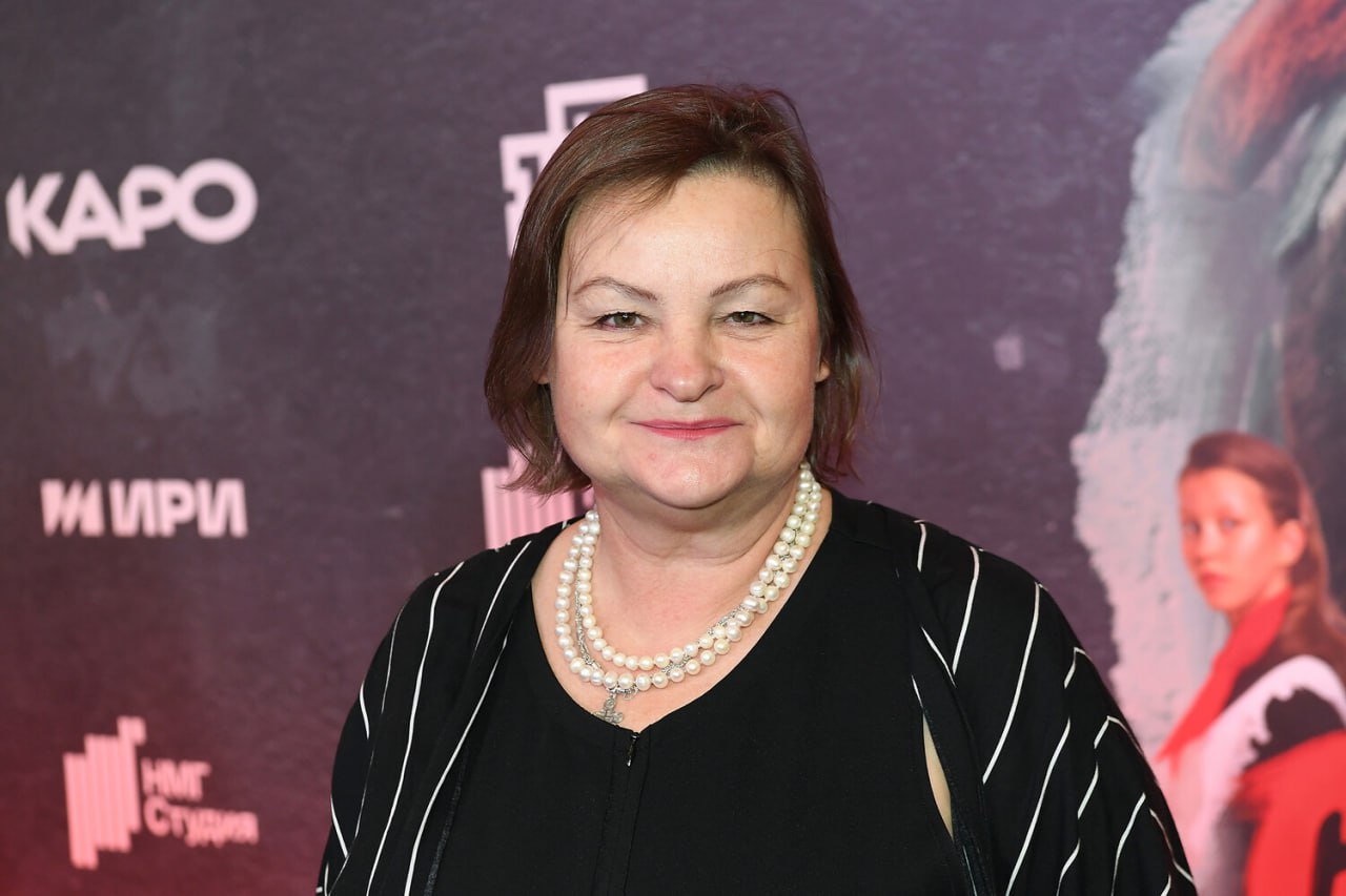 Казанские кинематографисты получили грант на производство короткометражного фильма Достопримечательность Одну из главных ролей в проекте исполнит актриса Ольга Лапшина известная по фильмам Левиафан Елена и сериалу Слово пацана Фильм рассказывает историю охранницы вокзала которая пытается предотвратить кражу древних булгарских монет а ее неожиданным союзником становится настенная мозаика с изображением Ленина entermedia io news olga lapshina snimetsya v korotkometrazhnom filme kazanskih kinematografistov