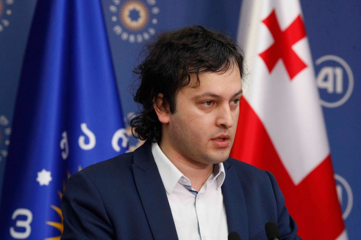 Ираклий Кобахидзе В стране не будут отменены законы запрещающие смену пола и однополые браки Я вам обещаю что в Грузии никто не сможет прийти в гражданский реестр и сменить пол Если человек женщина он не может стать мужчиной и наоборот Кобахидзе отметил что несмотря на давление со стороны Брюсселя Грузия не намерена легализовывать однополые браки и смену пола а также не планирует менять действующее законодательство сказал Ираклий Кобахидзе vesti az