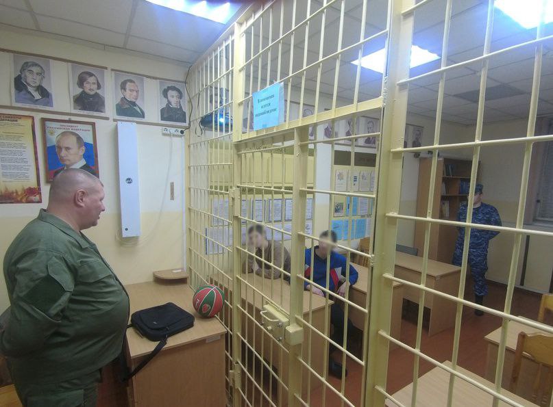 В российских СИЗО начнут систематически заниматься любовью к родине.   Сотрудников следственных изоляторов, в которых содержатся несовершеннолетние, обяжут к «проведению патриотического образования». Такие предложения содержатся в проекте показа Министерства юстиции, пишут «Ведомости».  По факту, отмечает газета, патриотические мероприятия с несовершеннолетними в СИЗО уже проводятся, но не на регулярной основе. В качестве примера приводится лекция в СИЗО-5 в Санкт-Петербурге, на которой арестованным подросткам рассказали «про волонтеров, журналистов и бойцов, участвующих в спецоперации».  Однако Минюст хочет сделать эту деятельность систематической и придать ей статус одного из основных направлений воспитательной работы с первого дня попадания несовершеннолетнего в следственный изолятор.