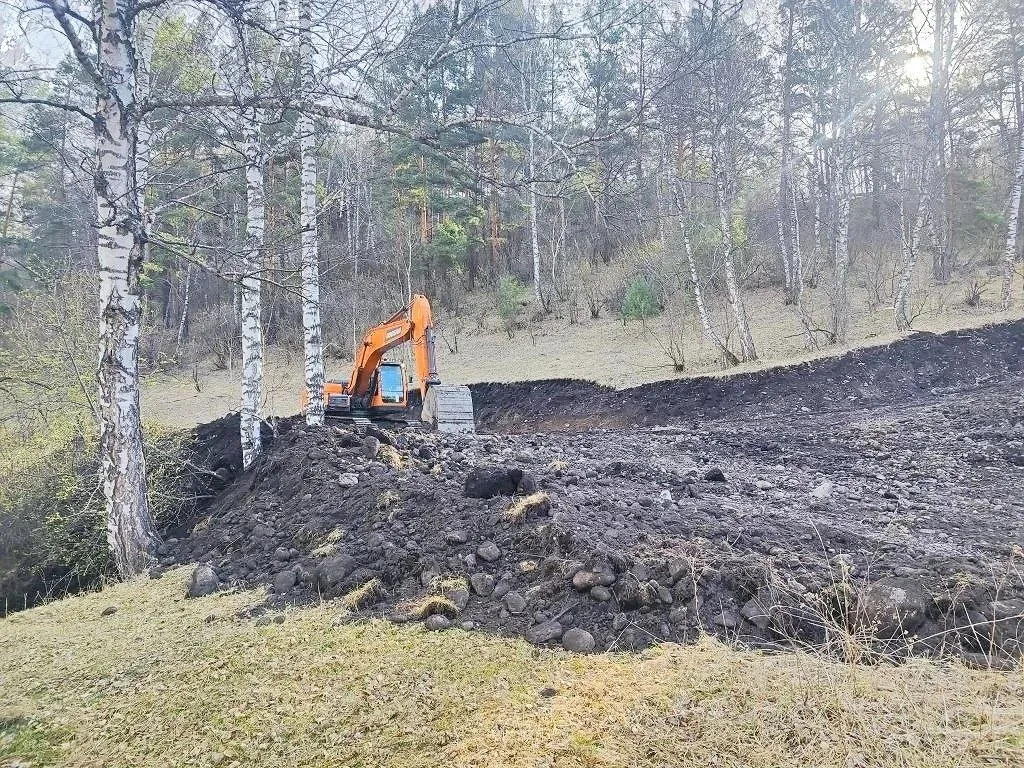 В Чемале началась подготовка к реконструкции водопровода в микрорайоне Аэродром Работы проводятся в рамках федерального проекта Модернизация коммунальной инфраструктуры национального проекта Инфраструктура для жизни Предстоит Создать две новые водозаборные скважины основная и резервная с наземными павильонами Построить новый участок наружного водопровода длиной 1 458 км в северном направлении к новым скважинам Проложить две линии подземного водовода в одной траншее Подключить новый участок к существующей сети магистрального водопровода Это позволит надёжно обеспечить водой жилые дома и увеличить подачу воды в действующую водопроводную сеть