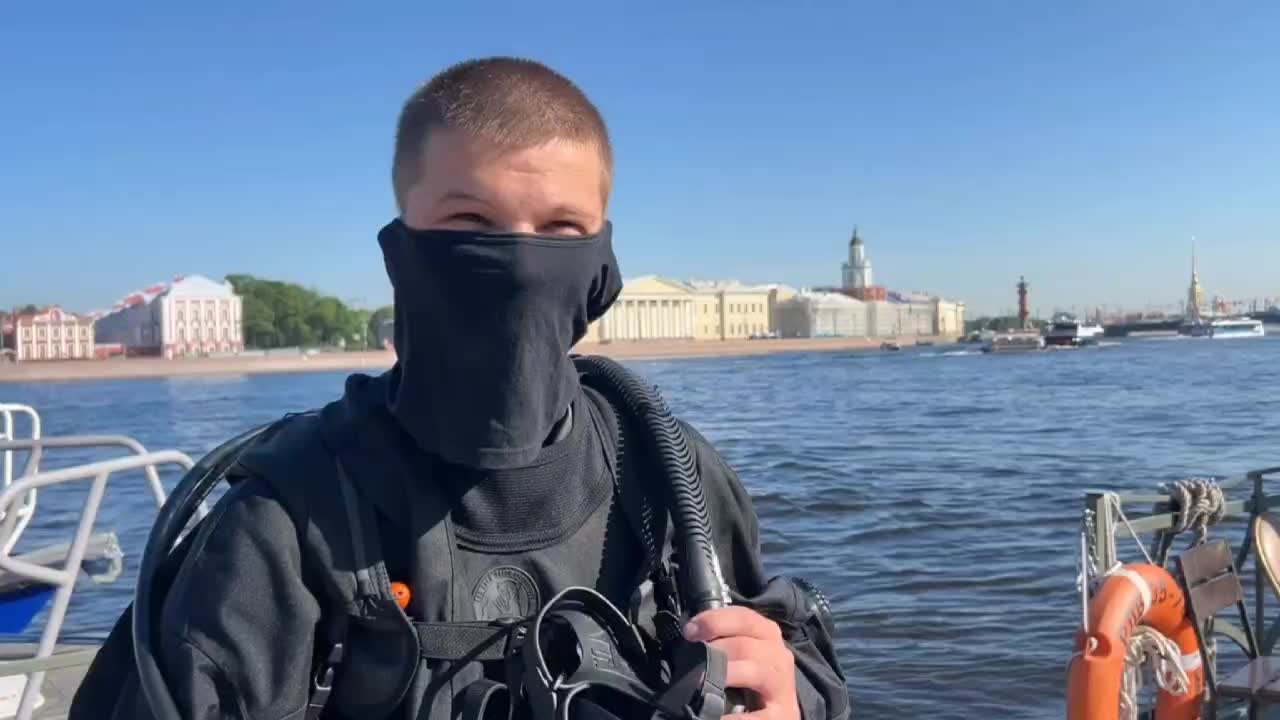 Смартфон, найденный на дне Невы, вернулся к хозяйке после двух месяцев