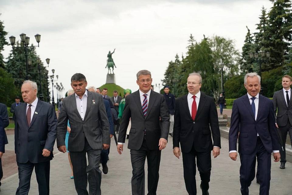 В Башкортостане выросло число сотрудников с зарплатой от миллиона в месяц  По данным Росстата, в 2024 году в республике 243 работника крупных и средних предприятий получали свыше 1 млн рублей в месяц. Это на 40% больше, чем годом ранее.  Более половины из них получают до 2 млн рублей, 23 сотрудника — от 2 до 3 млн, а у 48 человек месячный доход превышает 3 млн рублей.  По числу «миллионников» Башкортостан занимает четвёртое место среди регионов Приволжского округа. Больше всего — в Татарстане.    Прислать новость    Поддержать Аспекты