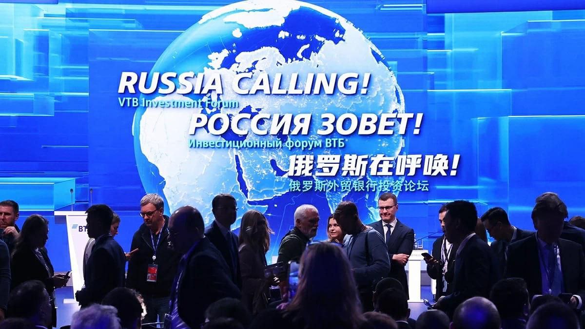 Инвестиционный форум ВТБ Россия зовет пройдет в Москве 2 3 декабря Место действия Центр международной торговли основная тема Движение вверх смелые решения для новой экономики Первый день будет посвящен глобальной макроэкономической повестке второй развитию розничных инвестиций и внутренних источников финансирования В этом году Россия зовет проходит не только в Москве но и еще четырех городах Он уже состоялся в Петербурге и Екатеринбурге на очереди Казань 28 октября и Краснодар 13 ноября Инвестиционный форум ВТБ проводится с 2009 года В предыдущие годы в мероприятии участвовал президент Владимир Путин Подробнее в материале Ведомости Капитал