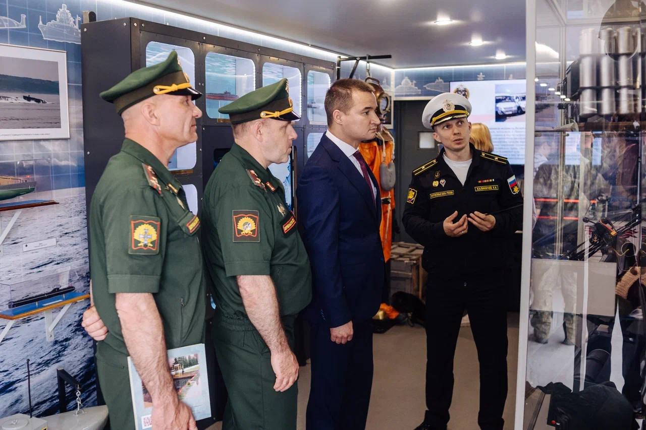 Посетил вчера агитационный поезд-музей «Единство в памяти. Сила в подвиге!», который побывал в Казани, а уже сегодня находится в Йошкар-Оле. В вагонах и на площади было людно. Экспозицию посетило более 11 тысяч человек. Пообщался с жителями и нашими волонтерами, которые помогают в организации события. Каждый вагон это экспозиция, посвященная определенному роду войск либо демонстрирующую экспонаты, которые повествуют о событиях Великой Отечественной войны. Завершают состав платформы с подбитой техникой стран НАТО. Помимо этого, на платформе ж/д вокзала развернулись выставка оружия Казанского танкового училища, полевая кухня, палатка молодежки Народного Фронта, мобильный пункт отбора на военную службу по контракту, концертная площадка артистов фестиваля «Созвездие-Йолдызлык».