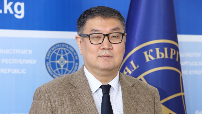 Айбек Молдогазиев освобожден от должности чрезвычайного и полномочного посла Кыргызстана в США и назначен послом Кыргызстана в Монголии В связи с этим Айбек Артыкбаев освобожден от должности чрезвычайного и полномочного посла Кыргызстана в Монголии