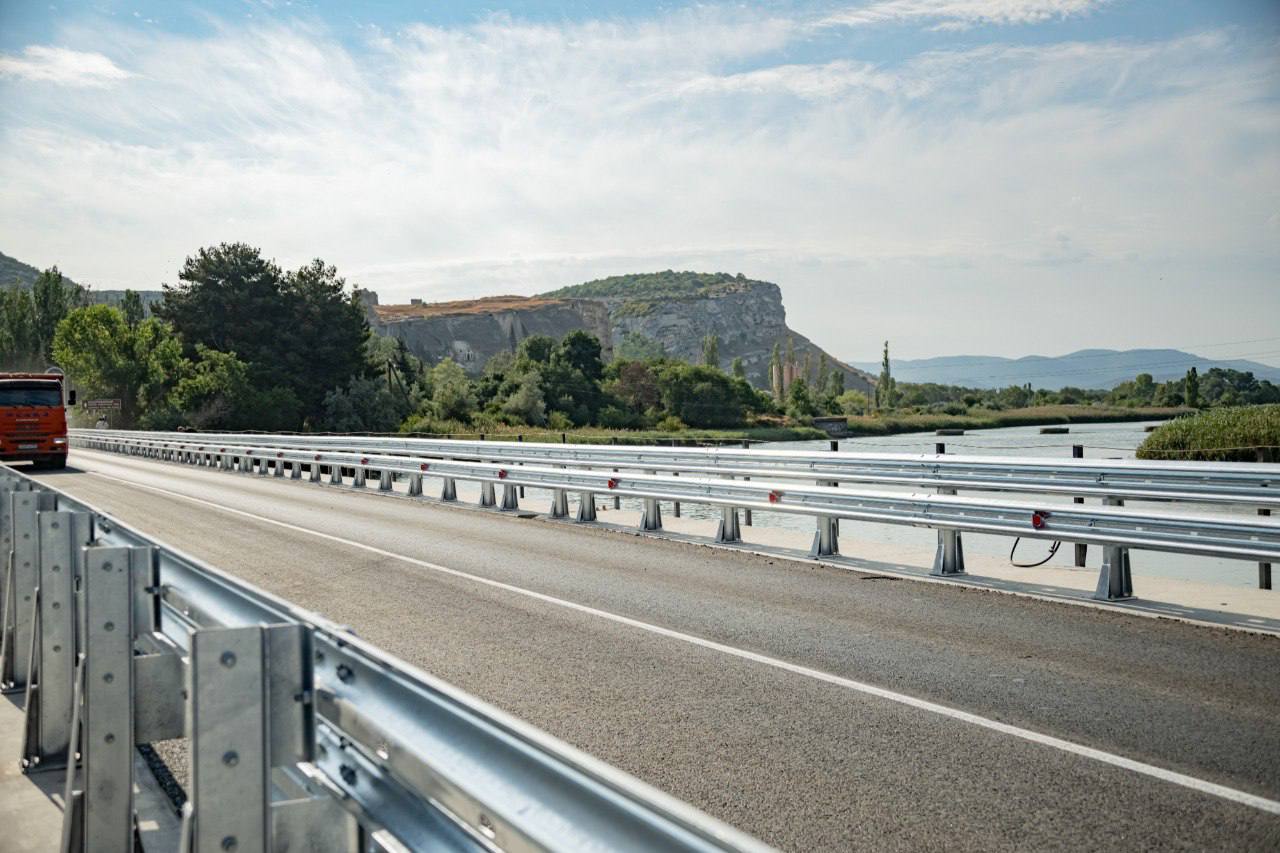На мосту через речку Черная в Инкермане на неделю вводится реверсивное движение Оно будет действовать со 2 ноября до 8 ноября включительно Это необходимо для того чтобы подрядчик устранил замечания выявленные при производстве работ В частности при обустройстве деформационных швов Это не повлечет за собой увеличение сроков ремонта Завершить все работы планируется до конца ноября Призываем учитывать данную информацию при планировании маршрута