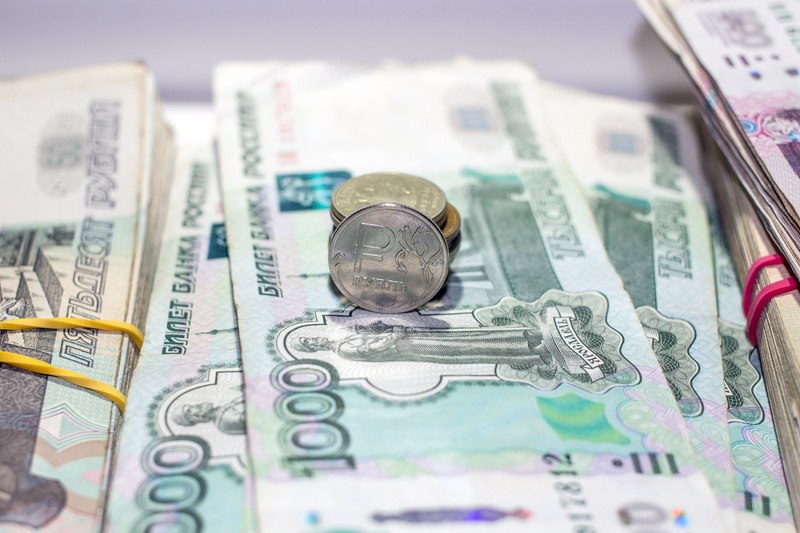 Приемным и патронатным семьям увеличили пособия Депутаты Государственного собрания - Курултая Башкирии утвердили поправки в законы, согласно которым, ежемесячные пособия приемным и патронатным семьям были проиндексированы на 16,6%. Так, опекунам и попечителям на содержание ребенка в возрасте до трех лет пособие увеличится с 1 июня 2025 года с 9,3 тысячи рублей до 10,8 тысячи рублей в месяц. На содержание ребенка-инвалида либо ребенка с ОВЗ в возрасте до трех лет выплаты увеличиваются с 11,1 тысячи рублей до 13,02 тысячи рублей, старше трех лет - с 10,7 тысячи рублей до 12,5 тысячи рублей. Обратная связь Подписаться