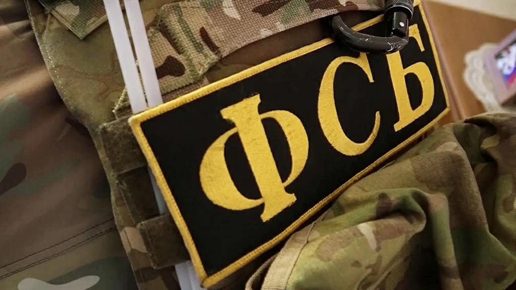 У ФСБ появятся полномочия на регистрацию шпионских устройств и программ Любое использование средств для негласного получения информации без разрешения может квалифицироваться как нарушение Согласно проекту указа ФСБ будет устанавливать порядок учета регистрации и использования таких средств а также нормативно техническую документацию связанную с их производством и применением Сейчас же учет различных устройств возложен на несколько ведомств Telegram Дзен MAX
