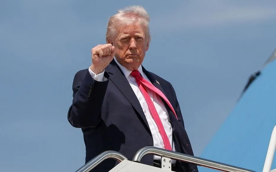 Дональд Трамп назвал имена возможных преемников на пост президента США Претендентами на следующих выборах могут стать вице президент Джей Ди Вэнс и госсекретарь Марко Рубио Глава государства сообщил об этом на ужине в честь недели работников полиции Трамп предложил гостям мероприятия продемонстрировать кому нравится Вэнс а кому Рубио После аплодисментов обоим кандидатам американский лидер назвал их командой мечты Идеальные кандидаты Кстати я верю что это команда мечты но есть небольшие детали сказал глава Белого дома не уточнив что имеет в виду передаёт РИА Новости Подписаться на Говорит Москва Telegram VK МАКС
