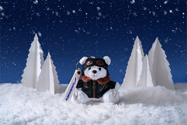 Аэрофлот приготовил особенные подарки для детей путешествующих в классе Бизнес Аэрофлот приготовил особенные подарки для детей путешествующих в классе Бизнес Об этом сообщает AVIA RU С 17 декабря на всех собственных рейсах Аэрофлота юные пассажиры бизнес класса в возрасте от 3 до 11 лет получат мягкую игрушку белого мишку в ретро форме пилота Милый сюрприз станет дополнением к обновленным детским наборам и меню которые доступны во всех классах обслуживания Как рассказали в пресс службе Аэрофлота белый медвежонок в качестве сувенира был выбран не случайно это отсылка к вековой истории авиакомпании и первым покорителям неба среди которых были отважные полярные летчики Ожидается что необычный брендированный подарок от Аэрофлота придётся юным пассажирам по душе и станет приятным напоминанием о полете aviaru net n290903