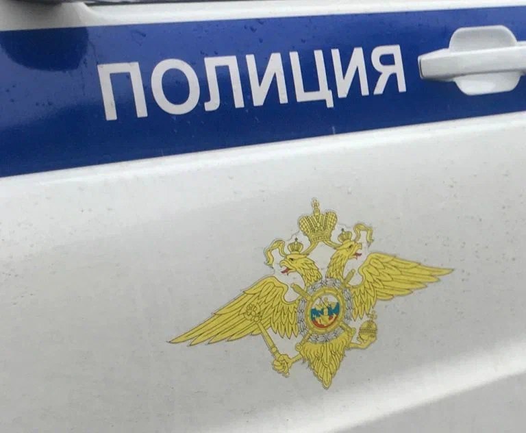 В Рязани полицейские задержали подозреваемого в краже двух смартфонов По предварительной информации, мужчина познакомился с потерпевшей в кафе. Далее они направились в квартиру к злоумышленнику. После распития алкогольных напитков гостья заснула. Воспользовавшись моментом, хозяин жилища вытащил у нее из кармана телефоны. Проснувшись, рязанка не заметила отсутствия гаджетов и вернулась домой без них. Утром виновный сбыл похищенное случайному знакомому, но вскоре его задержали. Как сообщила пресс-служба регионального УМВД, по данному факту возбуждено уголовное дело. Фигуранту грозит до 5 лет лишения свободы.