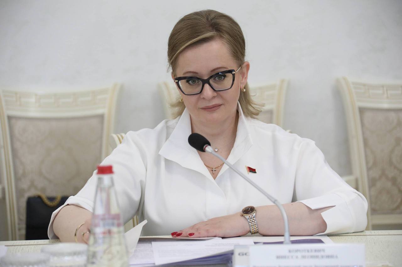↗  Беларусь готова предоставить Дагестану комплекс услуг замкнутого цикла по поставке техники   Об этом в ходе встречи белорусской делегации с руководством Правительства Дагестана во главе с премьер-министром Абдулмуслимом Абдулмуслимовым сообщила Председатель Правления Белорусского республиканского союза потребительских обществ Инесса Короткевич.    Председатель Белкоопсоюза, в частности, подчеркнула заинтересованность белорусской стороны в активизации поставок продовольствия, молочной продукции, а также коммунальной, пассажирской и сельскохозяйственной техники в Дагестан. Беларусь готова предоставить региону комплекс услуг замкнутого цикла в соответствии с направлениями деятельности.   «Сегодня Республика Беларусь готова не просто предоставить чисто договора поставок, мы готовы представить комплекс услуг в части полностью замкнутого цикла в соответствии направлениями деятельности. Если это пассажирская техника, то готовы выстраивать инфраструктуру и все связанное с этим процессом, оказать содействие в части полного цикла именно осуществления этой действительности. Что касается сельхозтехники, наши руководители предприятий должны понимать, какая нужна техника с учетом особенностей и специфики региона. Мы готовы делать технику под заказ, для этого нужно переговорить с вашими фермерами. Беларусь готова предложить механизм финансирования сельхозтехники, с какими-то регионами мы уже отрабатывали этот вопрос. Также смогут приехать представители финансовых лизинговых компаний, которые предложат механизмы льготного финансирования по закупке этой техники»   Инесса Короткевич также выразила готовность стороны закупать «знаменитые дагестанские фрукты и продукции», дефицит которой отмечается в Беларуси.