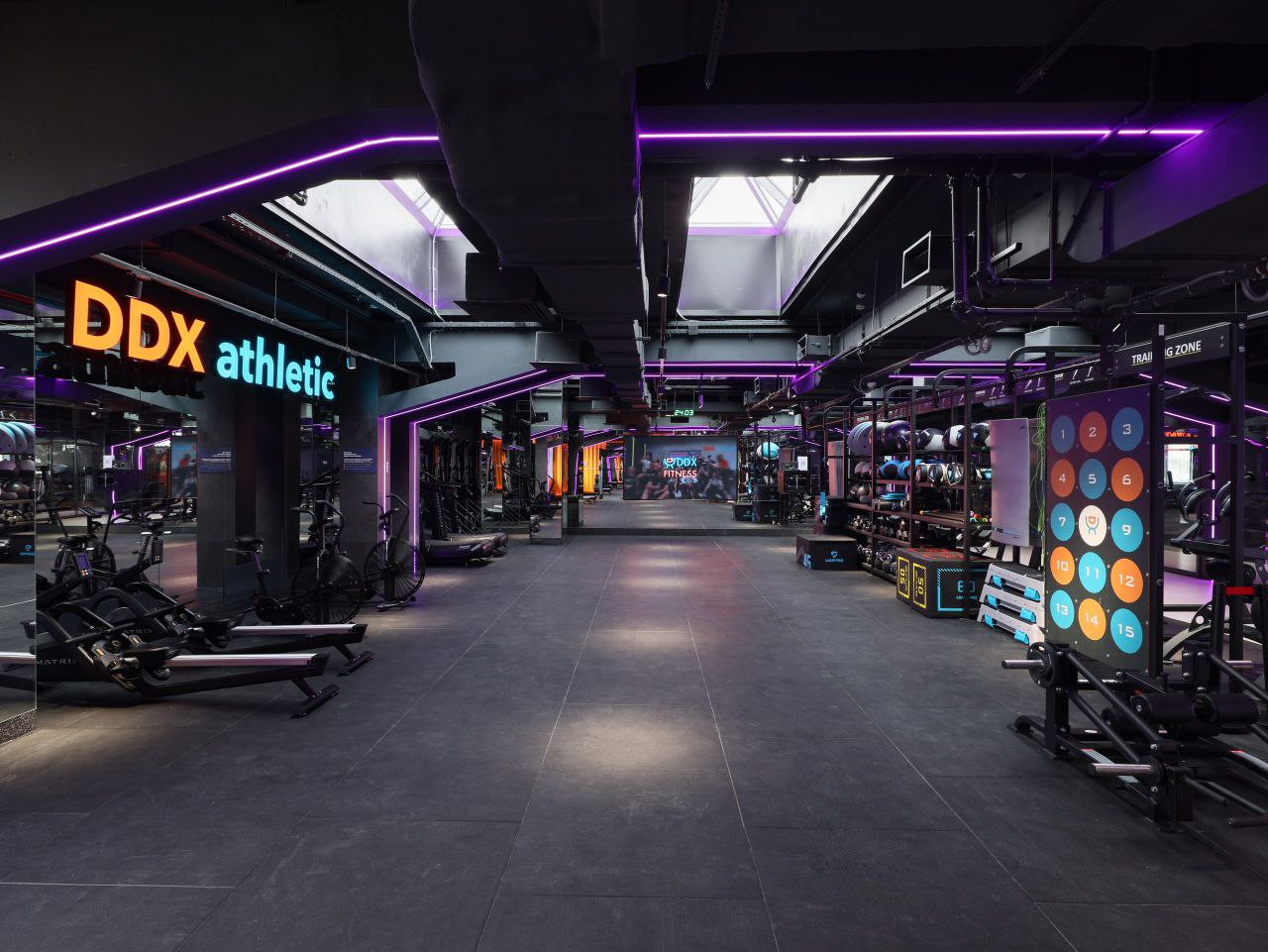 В бизнес центре Level work Воронцовская появится фитнес клуб DDX Fitness площадью 1650 м² По словам Владимира Курдина директора по развитию DDX Fitness рынок фитнес услуг в Москве растет стабильно за 5 лет проникновение выросло с 11 до 16 и интеграция фитнеса в офисные проекты становится стандартом качества Для резидентов Level work формат всё включено означает что тренировки можно встроить прямо в рабочий день рядом магазины рестораны коворкинг медцентр и спортзал Сам бизнес центр на юго западе Москвы БКЛ Воронцовская рядом с Калужской и ТТК будет включать 44 7 тыс м² офисов и 19 тыс м² инфраструктуры Ввод запланирован на III квартал 2026 года Источник    РСТЦ DDX