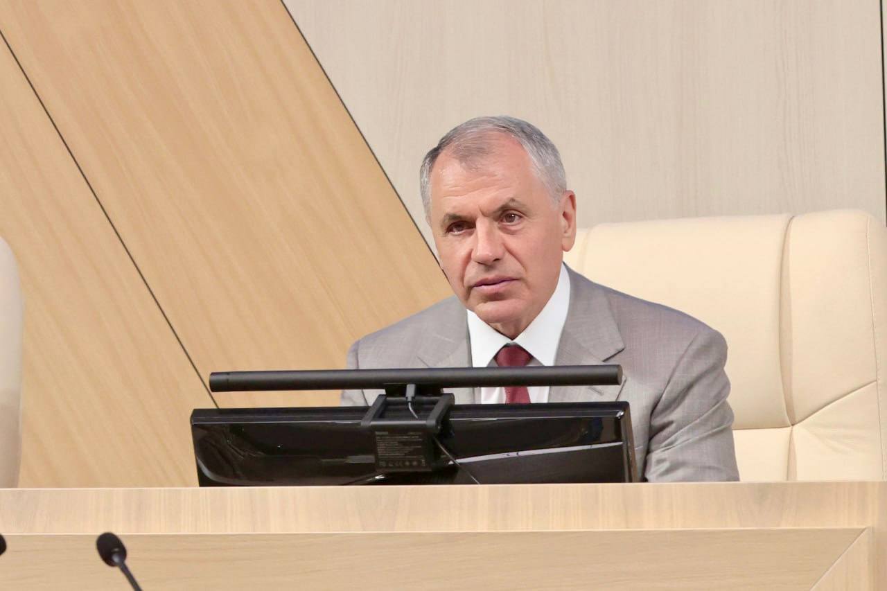 Госсовет Крыма расширил категории участников СВО, имеющих право на бесплатную землю или единовременную выплату 1 млн рублей. Теперь льгота доступна и тем, кто заключил контракт с организациями, содействующими ВС РФ. Выплата предоставляется однократно. Закон распространяется на контракты, заключенные с 21 сентября 2022 года.