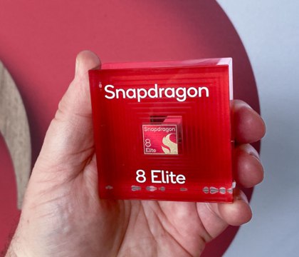 DCS сообщил что Qualcomm может выпустить Snapdragon 8 Elite Gen 5 что создаст лишнюю путаницу Компания Qualcomm вероятно решила изменить нейминг своего нового флагманского процессора для мобильных устройств Ранее предполагалось что чип SM8850 выйдет как Snapdragon 8 Elite 2 Однако китайский инсайдер Digital Chat Station сообщает что название может быть другим Snapdragon 8 Elite Gen 5