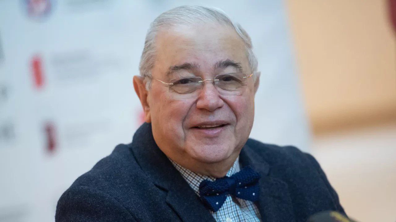 Здоровья вдохновения и творческого долголетия пожелал президент РФ Евгению Петросяну в честь 80 летия Множество поклонников в России и за ее пределами знакомы с творчеством юмориста отмечено в послании Владимира Путина Они знают Вас как замечательного артиста высоко ценят Ваше мастерство и талант импровизатора неподражаемый юмор и обаяние безграничную преданность избранной профессии SputnikARM