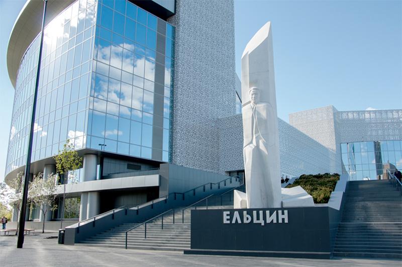 Форум «Патриоты Урала» пройдёт в «Ельцин-центре». Полпред Путина пообещал сделать площадку «более патриотичной» Полномочный представитель президента России в Уральском федеральном округе Артём Жога заявил, что в июне в екатеринбургском «Ельцин-центре» планируется провести форум волонтёров и добровольцев «Патриоты Урала». По словам Жоги, площадка «хорошая», несмотря на то, что раньше она, как он выразился, «использовалась врагами страны» и «туда приезжали либерально настроенные люди». Сейчас, по его мнению, «страну консолидировала цель победы», и «Ельцин-центр» можно «сделать более патриотичным». Он добавил, что претензии связаны не с самим центром, а с тем, кого туда приглашают. «Считаю, что всё нормально, пусть он работает в своём формате — его ведь создали в память о первом президенте России», — отметил Жога. По его словам, главное — «не здание, а люди»: именно они создают атмосферу. «Ельцин-центр» неоднократно становился объектом критики со стороны провластных активистов. Депутат-единоросс Андрей Альшевских обращался в Минюст с просьбой признать центр иноагентом. После доносов Z-активистов были отменены мероприятия с участием писательницы Нины Хрущёвой, поэта Германа Лукомникова и спектакль о расстреле царской семьи. Центр был открыт в 2015 году, его учредителем выступает администрация президента РФ. #екатеринбург Подписаться Помочь RusNews