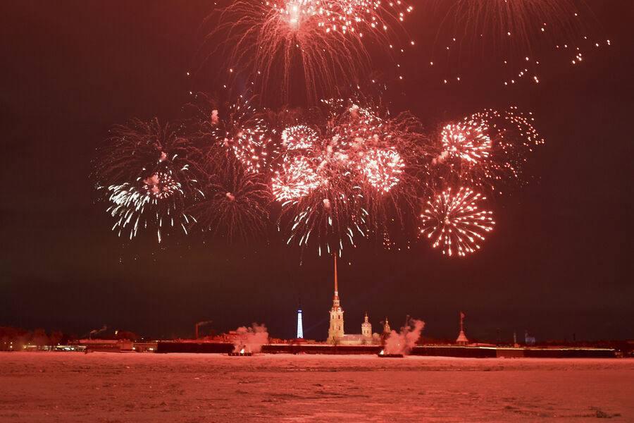 В Петербурге устроят салют в честь полного освобождения Ленинграда Праздничный фейерверк можно будет увидеть 27 января в 21 00 у Петропавловской крепости Эй Питер