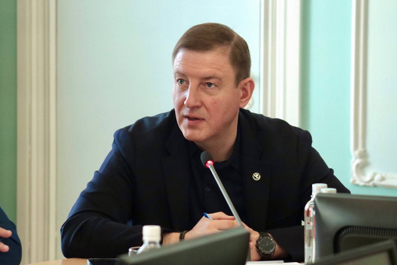 На завтрашней сессии депутаты рассмотрят изменения в 37-й закон Республики Алтай. Прежде всего, они направлены на повышение отдачи от реализации масштабных инвестпроектов в Республике. Закон был принят 9 лет назад. В нем предусмотрели возможность выделения земли инвесторам без торгов. Но забыли про критерии и требования к этим проектам. Именно эти пробелы мы устраняем нашими поправками. Работали над ними совместно с Госсобранием. Расскажу об основных новациях: Устанавливаем четкие обязательства инициатора проекта по участию в социально-экономическом развитии Республики. С фиксацией числа создаваемых рабочих мест, объема налоговых поступлений в консолидированный бюджет и конкретной формы участия инвестора в развитии региона. Если проект - в области жилищного строительства, то инвестор берет на себя обязательства по передаче не менее 8% жилых помещений - если речь идет об МКД, и не менее 20% - если речь о коттеджных посёлках. Сегодня такая квота либо отсутствует, либо минимальна. Это жилье будем выделять детям-сиротам, учителям, врачам, соцработникам, работникам культуры и спорта, специалистам лесного хозяйства. Вводим еще одно новое условие для инициаторов масштабных инвестпроектов - перечисление в консолидированный бюджет Республики не менее 8% от общего объема инвестиций. Сумма должна быть зафиксирована в соглашении. В Законе отдельно прописали то, о чем просили наши жители. Реализация инвестпроекта не может нарушать исконную среду проживания и традиционного самобытного уклада и хозяйственной деятельности коренного народа и малочисленных этнических общностей. При этом, если реализация проекта требует изменение Генплана или правил землепользования, то такие решения могут приниматься только при обязательном проведении публичных или общественных слушаний. Поправки в 37-й закон единогласно приняты на профильном экономическом комитете. От всех инвесторов, которые приходят в Республику, ждём равноправного партнерства и взаимной пользы.