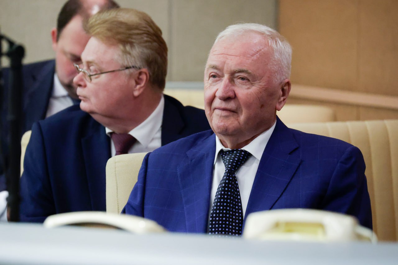 Сегодня Валерий Богомолов выступил в Государственной Думе на «правительственном часе», который был посвящен развитию сотрудничества со странами СНГ в гуманитарной сфере. Россотрудничество в целом справляется со своими задачами, однако деятельность Агентства на постсоветском пространстве требует расширения. По мнению аудитора, необходимо усилить работу по продвижению русского языка: «Нужно расширять доступ к электронным ресурсам книг на русском языке. Полезным начинанием являются ресурсные центры русского языка за рубежом, которые открываются с 2023 года. Нужно наполнять их деятельность интересными мероприятиями, обеспечивать методическую и информационную поддержку» Счетная палата