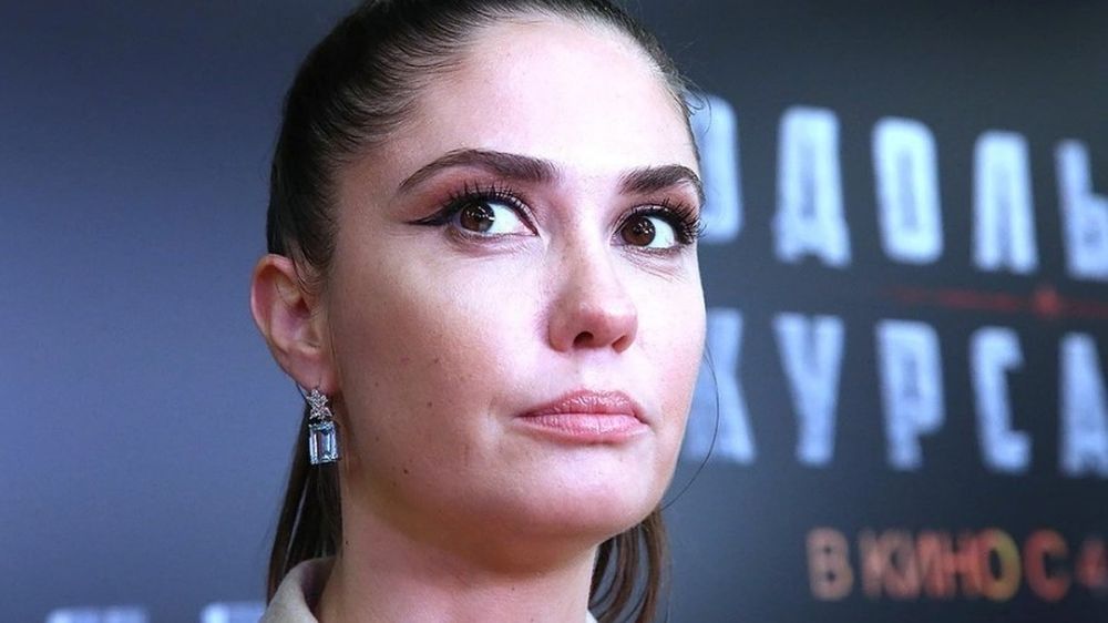 Актриса Агата Муцениеце с новым женихом заехала в самый роскошный отель рядом с Ялтой: сколько стоит звёздный номер Майские праздники - время для отдыха, когда львиная доля всей России отправляется позагорать, поджарить шашлык или просто насладиться пребыванием на природе. А как отдыхают знаменитости, и сколько они на это тратят? KP.RU подсчитал расходы звёзд и, как оказалось, актриса Агата Муцениеце выложила за отпуск в Ялте, только по предварительным оценкам, около 320 тыс. рублей. «Актриса Агата Муцениеце путешествует с женихом композитором Петром Дрангой по Крыму. В компании с ними дочь Агаты от первого брака. Семья активно проводит время - экскурсии, походы в горы, арендовали машину и путешествуют», - говорится в подборке KP.RU. Уточним, что в подсчёте не учитываются расходы на ребёнка, аренду машины, еду в ресторанах и прочее. За би... Подробнее>>>
