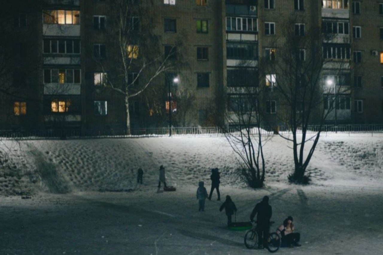 Горка была стихийной следователи рассказали почему мальчик получил перелом позвоночника гуляя с другом 1 января 12 летний мальчик гулял во дворе с друзьями Мальчишки катались с горки паровозиком один впереди на бублике а за ним второй на ледянке После кочки тот что ехал сзади неудачно приземлился и не мог встать из за сильной боли в спине Рассказываем почему мама обратилась за помощью в благотворительный фонд и что следователи говорят о месте где все произошло