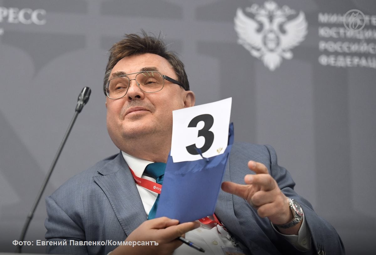 Глава Минюста Чуйченко назвал регрессом восстание декабристов в 1825 году Министр юстиции РФ Константин Чуйченко 19 мая в ходе сессии «Правовые идеи декабристов: pro et contra. Уроки истории» на Петербургском международном юридическом форуме подверг резкой критике восстание 1825 года. По словам чиновника, он не нашел ничего положительного в их поступках и подчеркнул, что если смотреть на их поведение до и после, то мы выявим отсутствие благородства. «Думаю, что если бы восстания не было, то эти реформы и отмена крепостного права, они состоялись бы гораздо раньше, чем состоялись в действительности»,— подчеркнул министр юстиции. Он назвал восстание декабристов регрессом и подчеркнул, что России не нужны потрясения, войны и революции. В качестве примера чиновник привел следующую статистику. До 1917 года население России увеличивалось на 1,5-2% в год. Такими темпами население страны к 1950 году подросло бы до 300-350 млн человек.