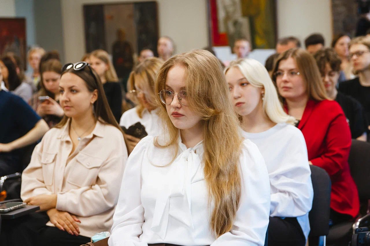 В Кузбассе состоялась Международная научно-практическая конференция «Культура и искусство: поиски и открытия» Она прошла в Кемеровском государственном институте культуры. На пленарном заседании были представлены доклады с основными результатами научных исследований ведущих учёных и студентов вуза. В мероприятии приняли участие более 350 делегатов из Республик Беларусь и Казахстан, а также из городов России, в числе которых Москва, Санкт-Петербург, Барнаул, Воронеж, Ижевск, Йошкар-Ола, Кемерово, Красноярск, Омск, Орёл, Саратов, Улан-Удэ, Хабаровск и Якутск. Два дня в рамках конференции работали 27 секционных заседаний в направлениях: исполнительское искусство и композиторское творчество, сценическое искусство, педагогика художественного образования, психология искусства и других. «Научная работа позволяет расширить свой кругозор, понять в какой области вы чего-то ещё не знаете. От года в год количество участников растёт, как и возрастает серьёзность и качество научных исследований», — отметила начальник управления науки и высшего образования Министерства образования Кузбасса Олеся Трофименко. По итогам конференции планируется издание сборника научных статей, который будет включён в национальную информационно-аналитическую систему РИНЦ.