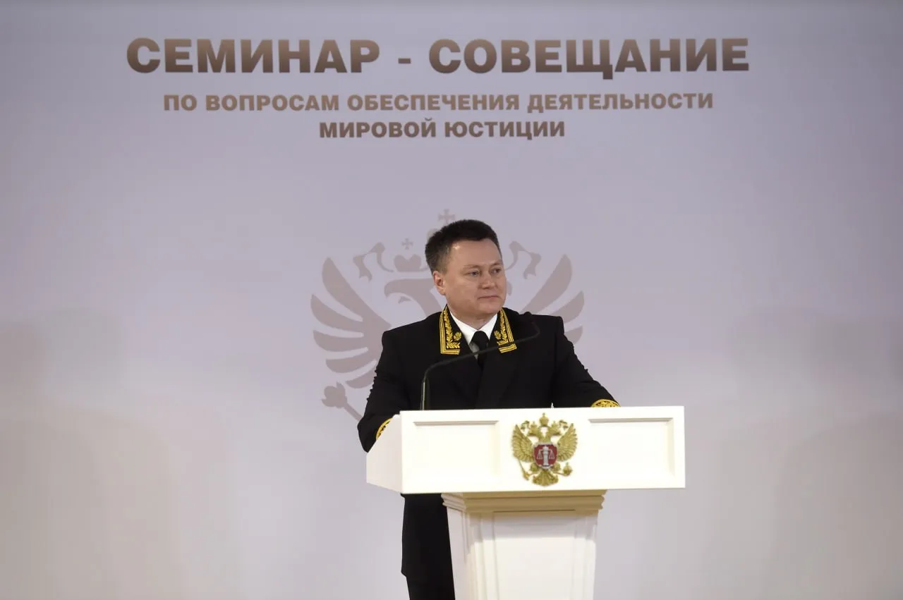 Председатель ВС Игорь Краснов открыл семинар совещание по вопросам обеспечения деятельности мировых судей Собрали главное из выступления главы ВС Ежемесячно мировой судья разрешает около 500 дел гражданские и административные дела семейные и имущественные споры В 2025 году мировые судьи рассмотрели более 27 млн дел Приоритетные направления снижения нагрузки на мировую юстицию это исключение избыточных процессуальных действий по типовым делам совершенствование приказного производства развитие механизмов внесудебного урегулирования споров и пересмотр подсудности ВС использует ИИ для решения проблемы судебной нагрузки и рутинных процессов судопроизводства С 1 июня всю судебную почту можно будет получать через Госуслуги ВС работает над созданием единой цифровой среды правосудия на Госуслугах Подробности читайте в материале на сайте АЮР