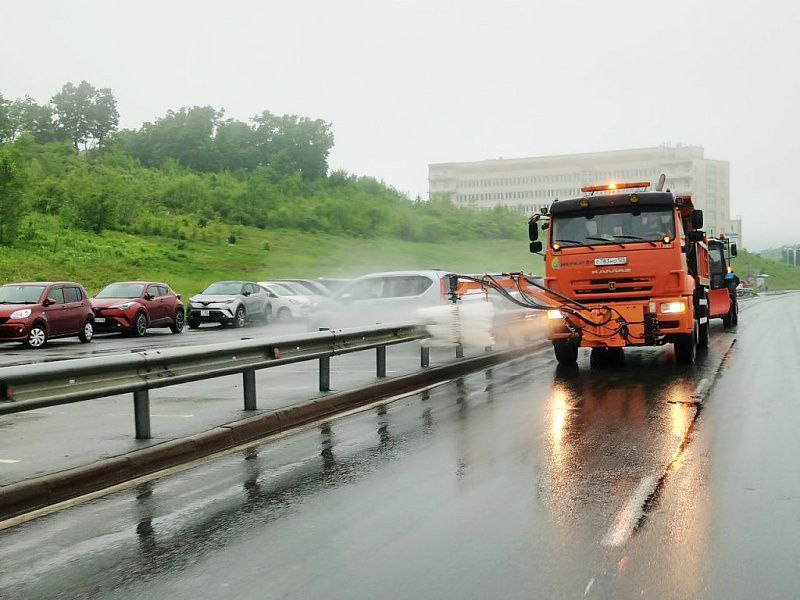 Дорожные службы Владивостока проводят масштабную уборку улиц. Работники муниципального предприятия «Содержание городских территорий» очищают город от мусора, отмывают поверхности остановок от граффити, обновляют разметку. Работы ведутся на улицах Космонавтов, Русской, Пушкинской и других. Параллельно идет ремонт дорог на улицах Архангельской, Жигура, Стрелочной и острове Русский, а также обновление дорожной инфраструктуры по всему городу.