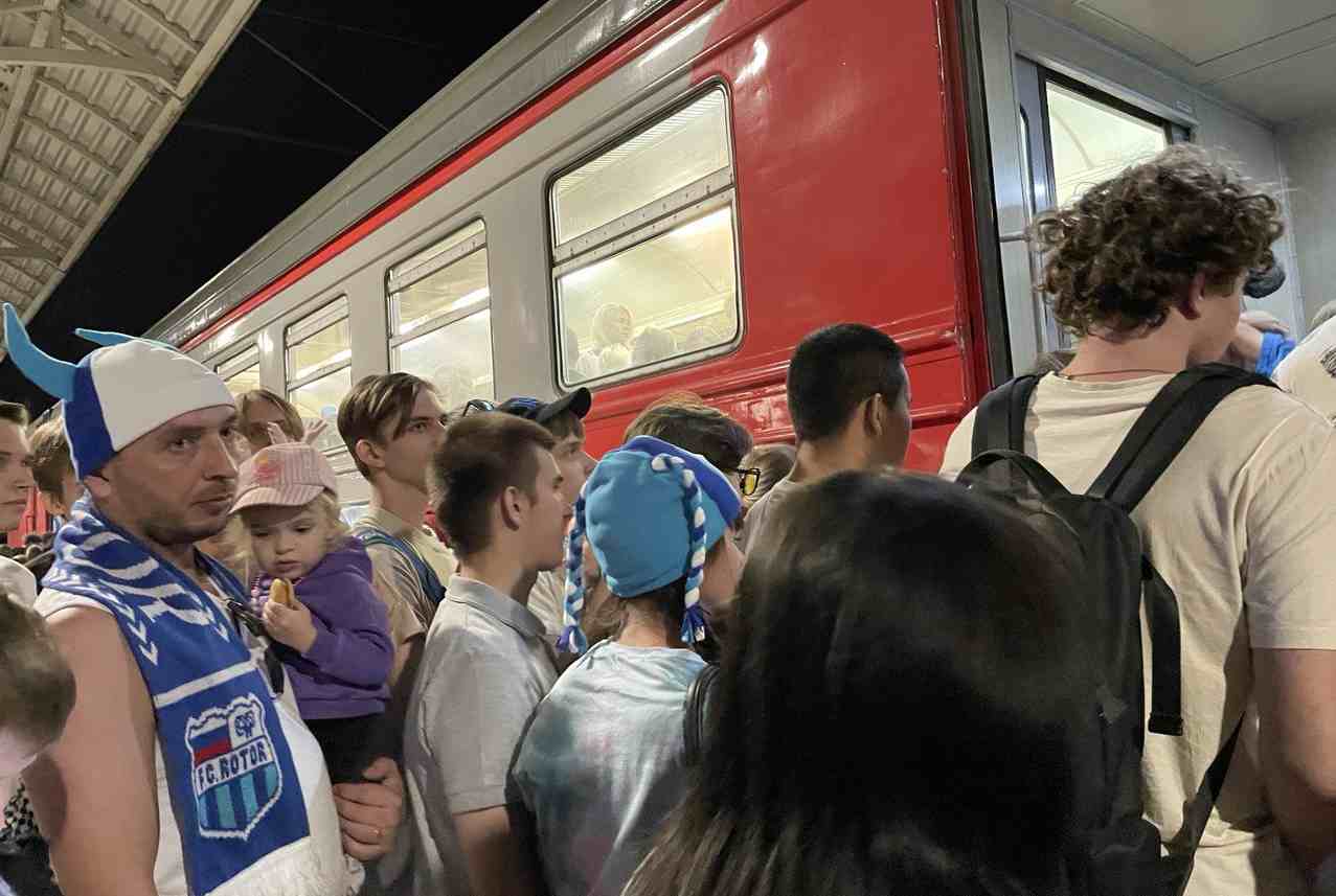 После концертов на День города и матча Ротора волгоградцев развезут электрички В Волгограде уже сегодня открытие молодежного фестиваля а 5 6 и 7 сентября в центре города пройдет множество массовых мероприятий Чтобы развезти тысячи людей по домам после концертов и фейерверка на Центральной набережной а также после футбольного матча на Волгоград Арене назначили дополнительные электрички Как будут ходить электрички после концерта 5 сентября 6331 Волгоград 1 Шпалопропитка отправится со станции Волгоград 1 в 22 45 и прибудет на станцию Шпалопропитка в 23 47 6435 6436 Волгоград 1 Волжский отправится со станции Волгоград 1 в 22 45 и прибудет в Волжский в 23 36 Как будут ходить электрички после фейерверка на День города 6 сентября 6331 Волгоград 1 Шпалопропитка отправится со станции Волгоград 1 в 23 00 и прибудет на станцию Шпалопропитка в 00 02 6435 6436 Волгоград 1 Волжский отправится со ст Волгоград 1 в 23 00 и прибудет на станцию Волжский в 23 51 Как будут ходить электрички после футбольного матча Ротор СКА Хабаровск 7 сентября 6339 Краснооктябрьская Шпалопропитка отправится со станции Краснооктябрьская в 20 38 с нижней платформы Мамаева Кургана в 20 45 и прибудет на станцию Шпалопропитка в 21 51 6437 6438 Волгоград 1 Волжский отправится со станции Волгоград 1 в 20 24 с верхней платформы Мамаева Кургана в 20 30 и прибудет в Волжский в 21 08 Подписаться на kp volgograd