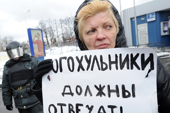 Хабаровских подростков проверяют на предмет оскорбления чувств верующих В Хабаровске сотрудники полиции проводят проверку по факту возможного оскорбления чувств верующих В ходе мониторинга информационного пространства правоохранители выявили публикацию о том что неустановленные подростки могли совершить провокацию подростки подбросили свинину к дверям мечети Духовное управление мусульман расценило это как намеренную провокацию Силовики разыскивают хулиганов и устанавливают всех участников инцидента Читать KOMSAGRAM в Telegram Читать KOMSAGRAM в MAX Прислать новость