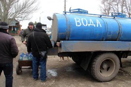 За неделю жителям ДНР подвезли более 1000 кубометров воды, еще 6000 в котельные  За прошлую неделю жителям Донецкой Народной Республики подвели более тысячи кубометров воды, еще почти шесть тысяч в котельные. Об этом сообщили во время заседания оперативного штаба по водоснабжению и отоплению ДНР.  К работам по актуализации адресов подвоза воды были подключены депутаты — такое решение приняли на прошедшем 21 ноября оперштабе по водоснабжению и отоплению. На данный момент от жителей Донецка и Макеевки поступило около 800 обращений — все они взяты в работу мониторинговыми группами и находятся на личном контроле депутатов, - рассказали в оперативном штабе ДНР.