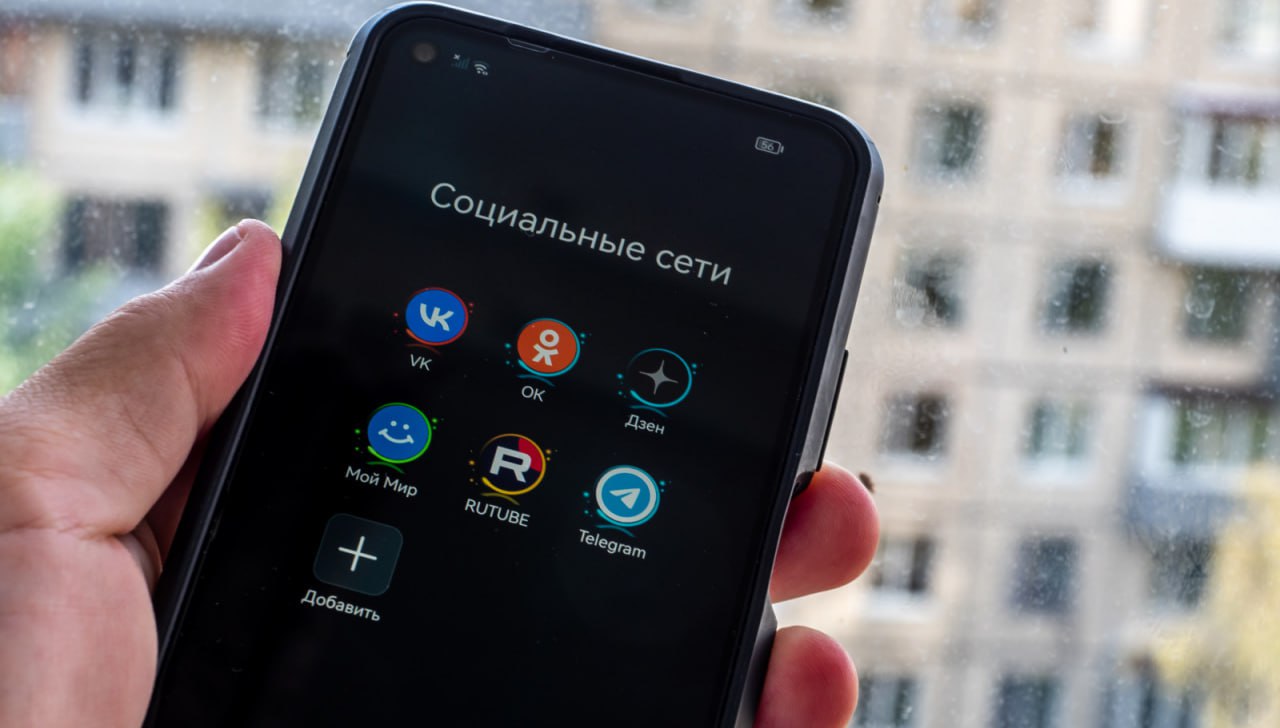 Жители Липецкой, Владимирской, Тульской и Московской областей жалуются на сбои в работе мобильных операторов T2, «Билайн» и МТС, в Липецкой области есть проблемы и у абонентов «Мегафона». Как сообщил липецкий губернатор Игорь Артамонов, мобильный интернет в регионе временно отключили в целях безопасности, доступ восстановят, как только позволит обстановка. В Тульской области из-за перебоев мобильного интернета и отключения навигаторов осложнилась работа такси. Цена на такси подскочила до 2000 тысяч рублей по городу. Отсутствие интернета повлияло также на работу валидаторов в общественном транспорте.