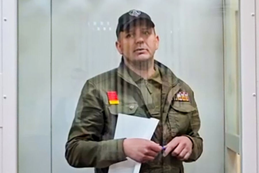 Кавалер четырех орденов Мужества с позывным Палач признался в махинациях с оформлением ранений. Константин Фролов заключил с прокуратурой досудебное соглашение о сотрудничестве. По данным «Коммерсанта», Фролов рассказал подробности схемы с фиктивными ранениями, за каждое из которых до недавнего времени выплачивали по 3 млн рублей, и дал показания против своего начальника экс-командира 83-й отдельной гвардейской десантно-штурмовой бригады полковника Артема Городилова . Оба являются фигурантами расследования махинаций с оформлением ранений, арестованы еще год назад. Несмотря на то что Фролов и Городилов сотрудничают со следствием, их отказались выпустить из-под стражи. Как сообщили в суде, находящийся в СИЗО Медведь позывной Фролов оказывал противодействие расследованию, созваниваясь с подельником, чтобы «уточнить определенные сведения». Однако сроки двум военным, скорее всего, дадут минимальные. Что известно о Фролове: На официальном сайте Минобороны говорится, что подполковник в 2022-2023 годах собирал, отправлял и сопровождал гуманитарные грузы детям Донбасса и участникам СВО, а весной 2024 года совершил подвиг, спасая группу военнослужащих, среди которых были раненые. В соцсетях в рамках кампании в защиту Палача писали, что он якобы руководил самой эффективной группой снайперов на СВО. Утверждалось, что офицер был семь раз ранен, в том числе дважды тяжело. Из фото в интернете следует, что Фролов — кавалер трех орденов Мужества и имеет медаль «За отвагу».