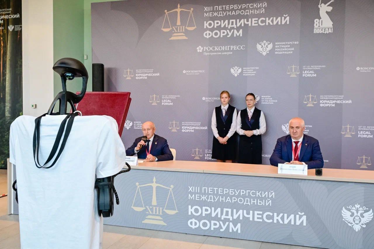 Минюст РФ и МИРЭА – Российский технологический университет подписали соглашение о сотрудничестве на полях #ПМЮФ25 Это важный шаг на пути создания прочного партнёрства между ведомством и одним из ведущих технических вузов страны. Документ предусматривает совместную работу по целому ряду направлений: от внедрения цифровых решений в сферу судебной экспертизы до апробации новых экспертных методик и проведения научно-аналитических мероприятий Комментирует первый замминистра юстиции РФ Евгений Забарчук: В условиях стремительного технологического прогресса сотрудничество с МИРЭА позволит обеспечить опережающее развитие судебно-экспертной системы, основанное на современных научных подходах и инженерных решениях. МИРЭА – это не только сильная школа инженерной мысли, но и центр высокотехнологичных разработок в области ИИ, робототехники и беспилотных систем. Потенциал университета делает его ключевым партнёром в процессе технологической трансформации правовой сферы» Еще в соглашении предусмотрены: реализация просветительских и выставочных проектов обмен научными и экспертными данными разработка отечественных программных продуктов в интересах Минюста РФ В церемонии подписания также принял участие робот, разработанный IT-специалистами МИРЭА