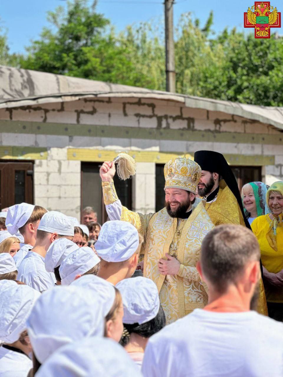 ‼ Освящение белых халатов прошло в Бердянске в день памяти Святителя Луки Войно-Ясенецкого 11 июня Русская православная церковь чтит память известного российского и советского хирурга и исповедника святителя Луки, архиепископа Симферопольского. В честь этого события в храме святителя Луки Крымского, расположенном на территории Бердянской городской больницы прошло богослужение. Освящение белых халатов совершил Преосвященнейший Петр, епископ Бердянский и Приморский. Главврач Бердянской горбольницы Константин Скорупский, врачи и медсестры, а также преподаватели и студенты Бердянского медицинского колледжа, приняли участие в этом важном событии. Многим известно имя знаменитого хирурга, святителя Луки, архиепископа Симферопольского и Крымского, который помогал людям победить недуги, излечить травмы, справиться с болезнями. Он является примером для медицинских работников. Святитель говорил: «Нельзя исцелить человека, не исцелив душу его. Если человек не будет меняться духовно, то и телесное исцеление будет кратковременным».