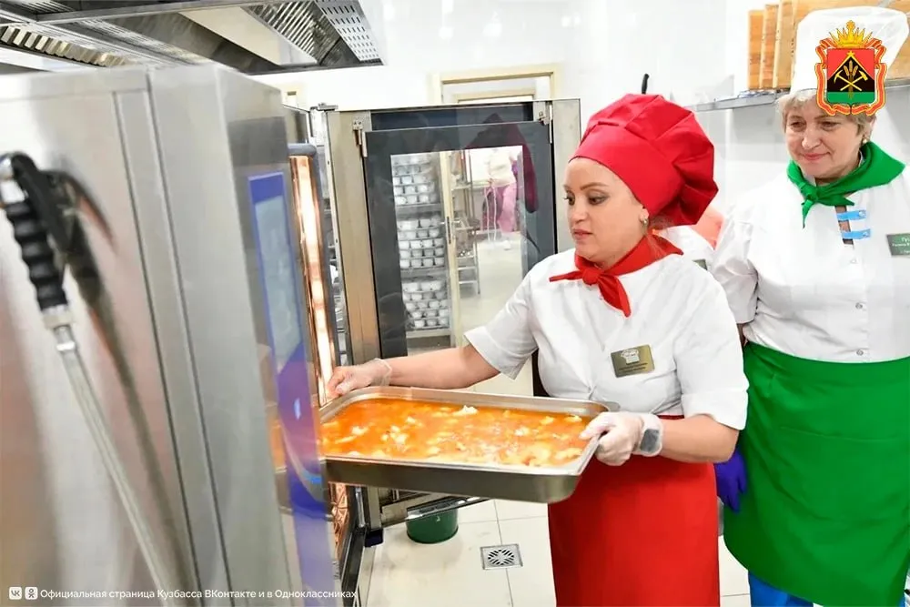 Илья Середюк Кузбасс довел долю местных продуктов в закупках для социальных учреждений до 92 По итогам первого квартала 2026 года почти во всех учреждениях социальной сферы зафиксирован значительный рост закупок у кузбасских поставщиков Учреждения соцобслуживания в первом квартале этого года заключили контракты на закупку продуктов у местных производителей на сумму 122 84 млн рублей Это 92 48 от общего объема В перечне продукции молоко и молочные продукты мясо яйцо хлеб овощи и картофель макароны мука сливочное масло В учреждениях здравоохранения Кузбасса тоннаж закупленных продуктов питания у местных товаропроизводителей вырос на 193 5 а закуп яиц увеличился на 264 В системе образования региона заключено свыше 19 5 тысячи контрактов на общую сумму почти 780 млн рублей Из них более 550 млн рублей направлено на товары кузбасских производителей Подробнее на ako ru