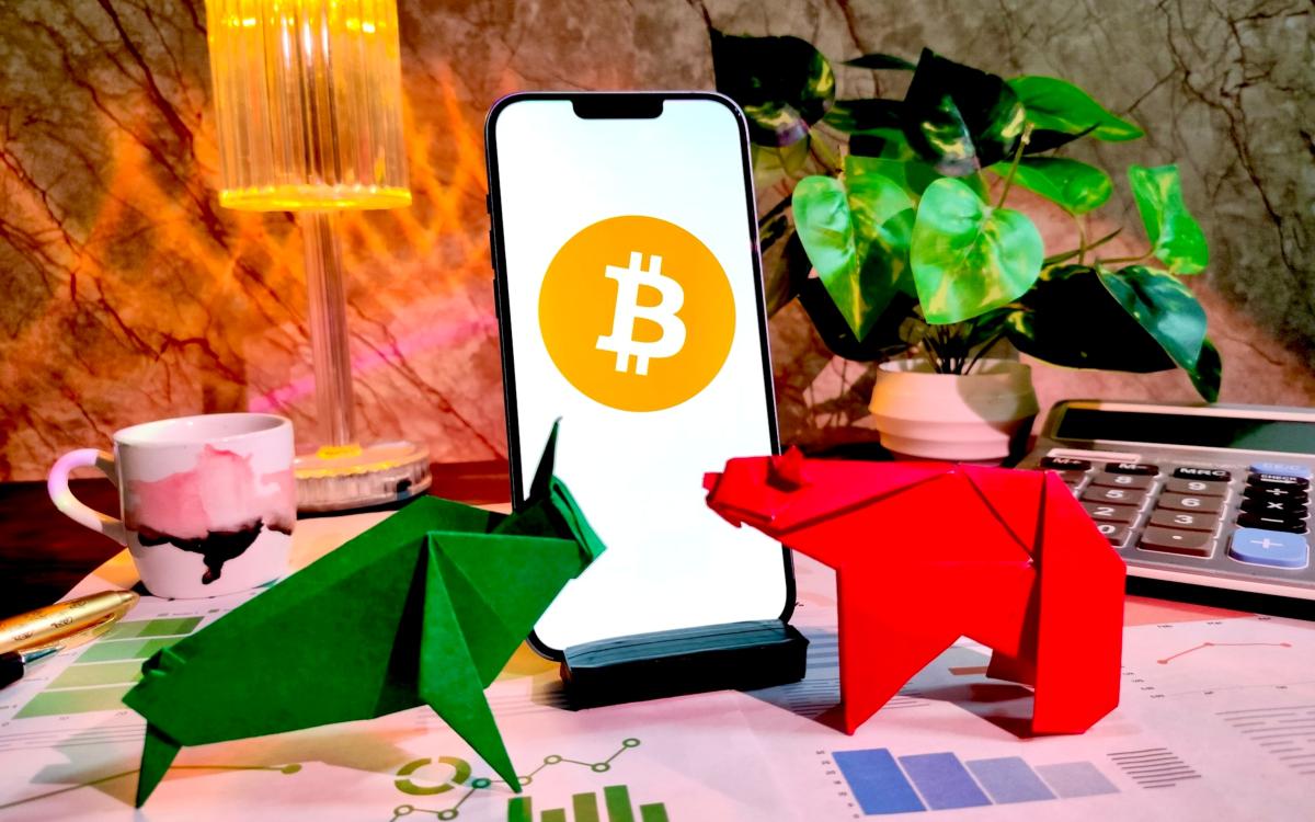 Владелец криптоиздания Coindesk собрался привлечь на IPO почти $1 млрд  Криптовалютная биржа Bullish, которая владеет криптоизданием Coindesk, увеличила потенциальный размер IPO с $629 млн до $990 млн. Bloomberg отмечает, что компании, связанные с криптовалютой, рассчитывают на высокий интерес инвесторов.  Bullish планирует предложить на IPO 30 млн акций по цене от $32 до $33 за бумагу. Ранее она планировала продать 20,3 млн акций по цене от $28 до $31 за бумагу. Капитализация биржи после IPO может достигнуть $4,8 млрд. Bullish планирует разместить свои акции на Нью-Йоркской фондовой бирже  NYSE  под тикером  BLSH.    Криптовалютная биржа Bullish входит в число крупнейших игроков крипторынка и ориентирована на институциональных клиентов. В 2023 году Bullish приобрела медиаресурс CoinDesk у Digital Currency Group, став одним из немногих криптопроектов, владеющих авторитетным профильным СМИ.  Подробнее  Владелец криптоиздания Coindesk собрался привлечь на IPO почти $1 млрд    Подписаться на «Сам ты инвестор!»