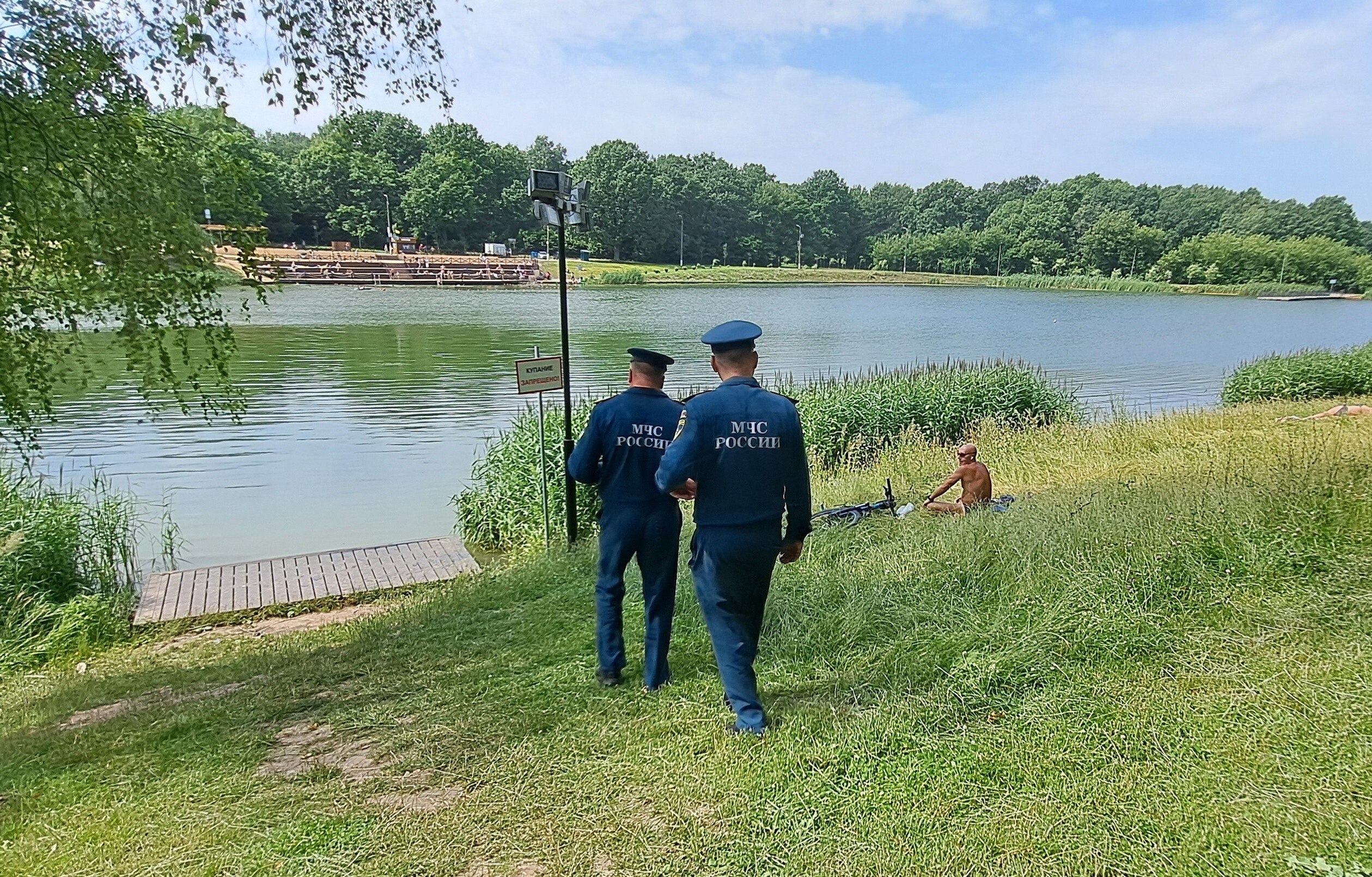 Безопасность на воде — превыше всего!  В поселке Первомайском прошли профилактические мероприятия, направленные на предотвращение происшествий на водоемах.   Сотрудники МЧС напомнили отдыхающим, что основной причиной несчастных случаев часто становятся игнорирование элементарных норм безопасности и купание вне специально отведённых мест. Особое внимание было обращено на недопустимость оставление детей без присмотра взрослых.   Помните, ваша безопасность зависит от вас самих! Соблюдая правила безопасного поведения на воде, мы можем избежать трагедии.  Если вы стали очевидцем несчастного случая на водном объекте или сами попали в аналогичную ситуацию, необходимо звонить в единую службу спасения по телефону: 112.