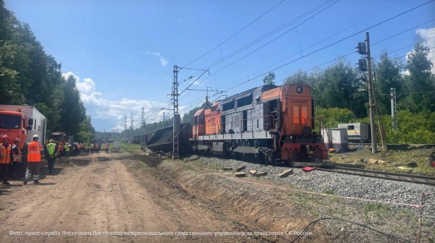 СК начал проверку после схода тепловоза и вагонов под Новосибирском Вчера около 9 утра по местному времени на восьмом подъездном пути станции Дорогино Западно-Сибирской железной дороги произошёл сход с рельсов трёх вагонов и тепловоза, при этом опрокидывания техники не случилось. В результате происшествия пострадавших нет, а движение поездов не было нарушено. Размер причинённого ущерба в настоящее время устанавливается. Новосибирский следственный отдел на транспорте Восточного межрегионального следственного управления Следственного комитета России проводит доследственную проверку по факту возможного нарушения правил безопасности движения и эксплуатации железнодорожного транспорта, что квалифицируется по части 1 статьи 263 Уголовного кодекса РФ. Фото: пресс-служба Восточного межрегионального следственного управления на транспорте СК России.