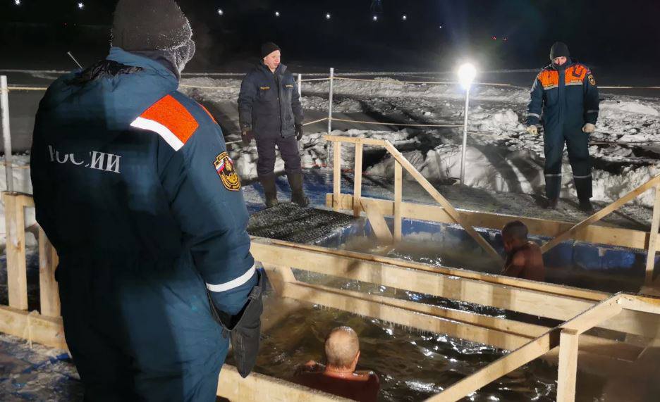 В Нижнем Новгороде в ночь на 19 января окунуться в крещенскую воду можно будет только по двум адресам  Купели на реках и озерах в этом году не позволяет сделать тонкий лед, поэтому с 11:00 18 января до 12:00 19 января нижегородцы смогут искупаться в источнике преподобного Иоасафа Печерского — это Слобода Печеры, 163, и в 23:30 18 января купания начнутся в деревне Сартаково на улице Центральной, 149 б.    Подписаться   Написать нам