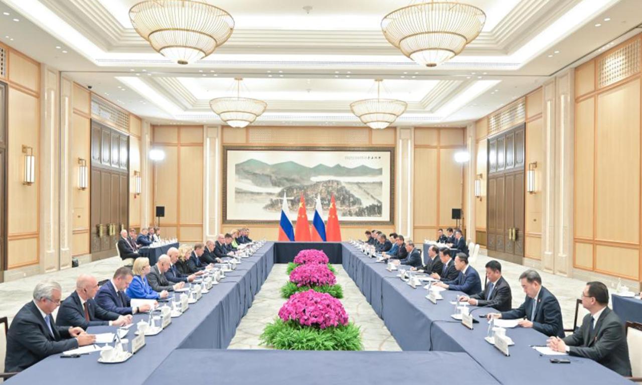 Москва и Пекин планируют развивать сотрудничество в области мирного атома в том числе они проработают совместное строительство новых АЭС Об этом говорится в совместном коммюнике по итогам 30 й регулярной встречи глав правительств России и Китая На этой основе планируется углублять сотрудничество в области мирного атома последовательно продвигать кооперацию в сферах термоядерного синтеза реакторов на быстрых нейтронах и замкнутого ядерного топливного цикла проработать на основе принципов взаимной выгоды и баланса интересов сотрудничество в форме пакетных договоренностей в области начальной стадии ядерного топливного цикла и совместного сооружения новых атомных электростанций Страны продолжат строительство Тяньваньской АЭС и АЭС Сюйдапу и намерены завершить его в соответствии с графиком