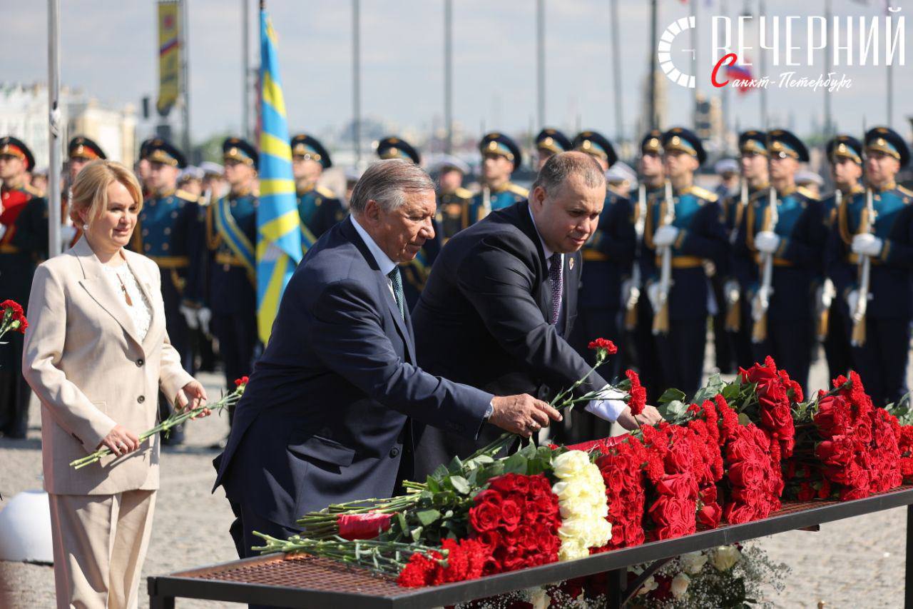 На Сенатской площади возложили цветы к памятнику Петру I 27 мая, в день основания Санкт-Петербурга, прошла торжественная церемония у памятника первому российскому Императору. Губернатор Александр Беглов отметил: памятник — символ железной воли Петра Великого, вдохновившего народ на великие дела. Гром-камень под статуей, возраст которого — 1,5 миллиарда лет, привезён ледником из Лахты. Глава города подчеркнул, что ленинградцы — наследники Петра I, которые сохраняют традиции и создают мегаполис XXI века. Фото: Дмитрий Фуфаев Вечерний Санкт-Петербург