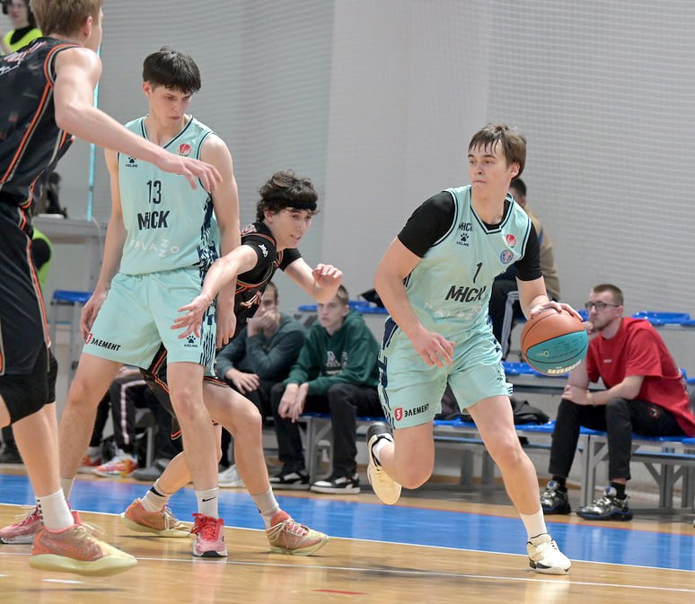 Баскетболисты МИНСК М одержали важную победу в Единой молодежной лиге ВТБ На своей площадке подопечные Дмитрия Колтунова обыграли Уралмаш 71 68 Белорусский клуб отыгрывался по ходу встречи но успешнее провел третий и четвертый периоды Лучшим по набранным очкам стал Данила Семенюк 20 У гостей отличился один из лучших снайперов Лиги Владислав Смагин 24 Повторный матч в спорткомплексе на Уральской команды проведут 13 января в 15 00 olympicteamby