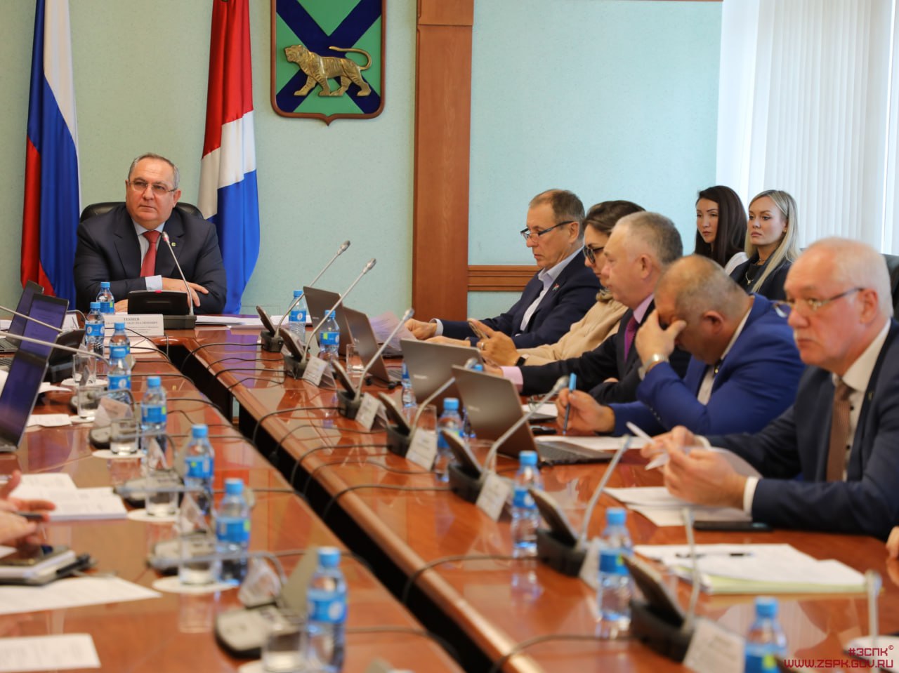 За три года в Приморье так и не появился ни один вытрезвитель ℹ Комитет ЗСПК по региональной политике законности и международному сотрудничеству подвёл итоги мониторинга исполнения краевого закона об оказании помощи людям в состоянии алкогольного наркотического или иного опьянения Закон действует с 2022 года но В Приморье нет ни одной специализированной организации или отделения где могли бы помогать гражданам в состоянии опьянения Муниципалитеты полномочия не получили У госорганов до сих пор нет чёткого ответственного за эту сферу  Из за отсутствия вытрезвителей страдают и полиция и медики Человека который не может двигаться или ориентироваться невозможно отправить на оформление до его полного отрезвления Полностью читайте на нашем сайте Подписывайтесь на новости парламента Приморья